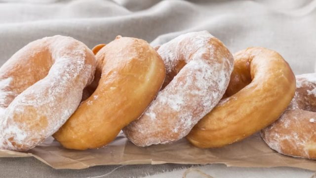 El glaseado casero perfecto que deja rosquitas brillantes sin empalagar