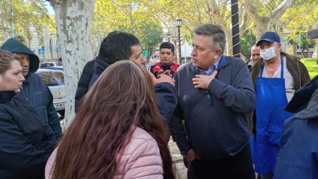 Novelli con cooperativistas en plaza Mitre