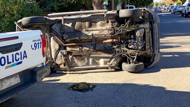 Impactante vuelco tras un choque en Villa Massoni