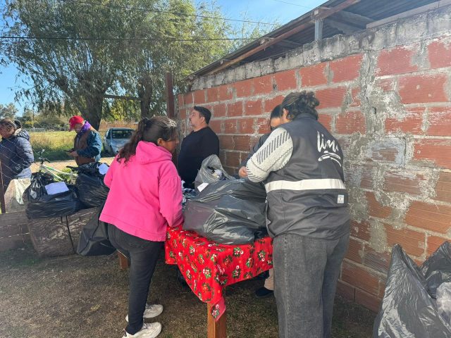 Entrega de abrigo del programa Zárate Abriga en Lima