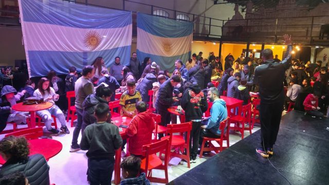 Gran convocatoria en el intercambio de figuritas hecho en Zárate
