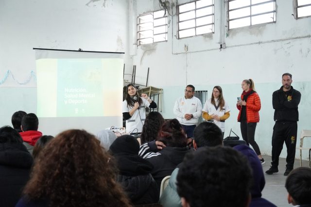 Charla sobre nutrición y salud mental en una escuela secundaria de Zárate