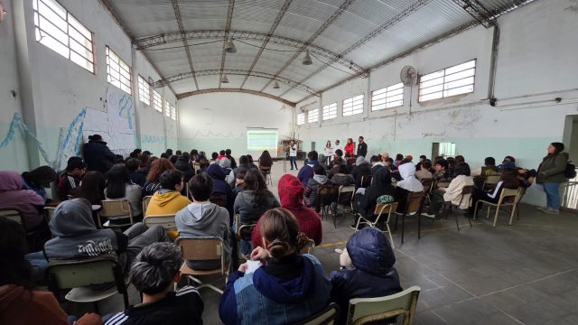 Charla sobre nutrición y salud mental en una escuela secundaria de Zárate
