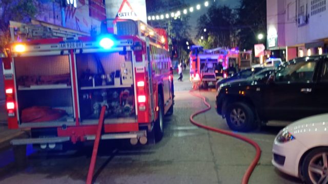 Dramática mañana en Zárate: un incendio provocó la evacuación de un edificio completo
