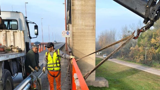 Avanzan los trabajos de reparación y puesta en valor de las barandas del Puente Mitre