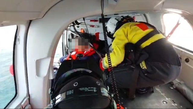 Helicóptero de Prefectura durante la aeroevacuación de un tripulante en el Mar Argentino