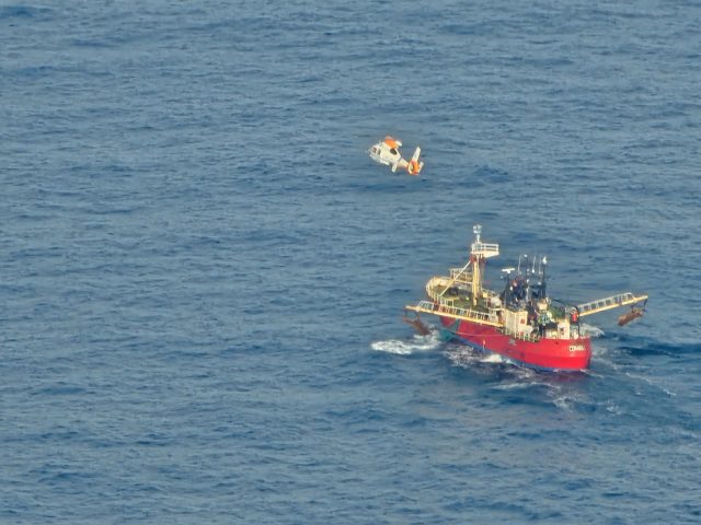 Helicóptero de Prefectura durante la aeroevacuación de un tripulante en el Mar Argentino