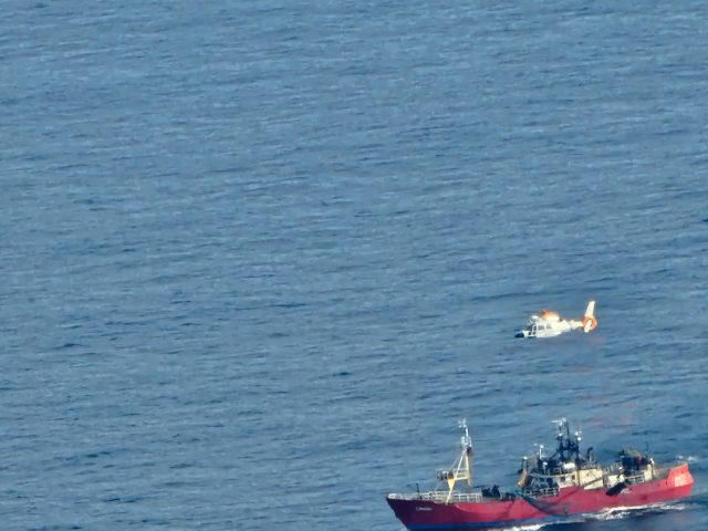 Helicóptero de Prefectura durante la aeroevacuación de un tripulante en el Mar Argentino