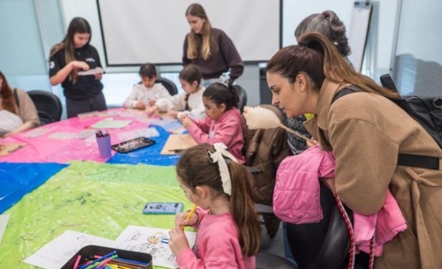 Familias disfrutando de las actividades de vacaciones de invierno organizadas por Tenaris