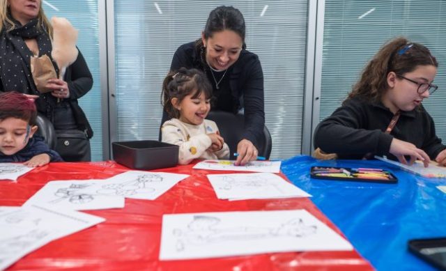 Familias disfrutando de las actividades de vacaciones de invierno organizadas por Tenaris