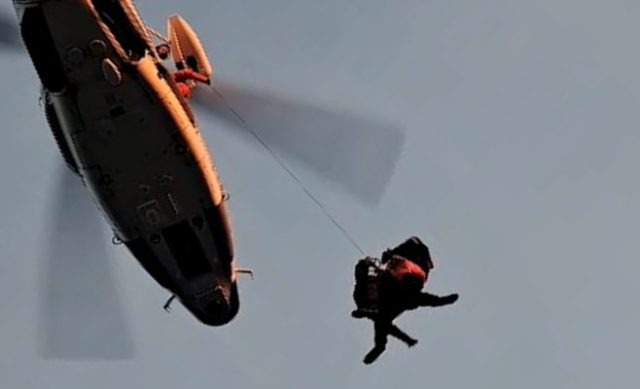 Helicóptero de Prefectura durante una aeroevacuación en el mar