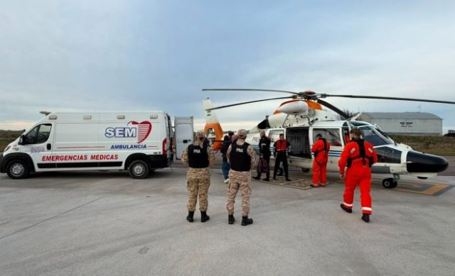 Helicóptero de Prefectura durante una aeroevacuación en el mar