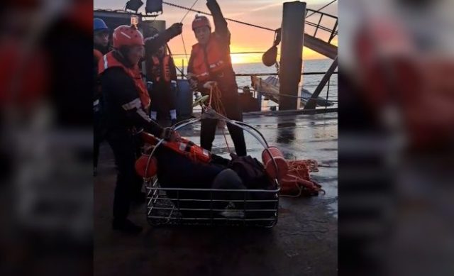 Helicóptero de Prefectura durante una aeroevacuación en el mar