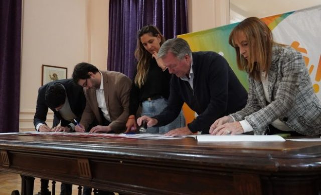 Firma del convenio entre el Municipio de Zárate y la Fundación Mirgor
