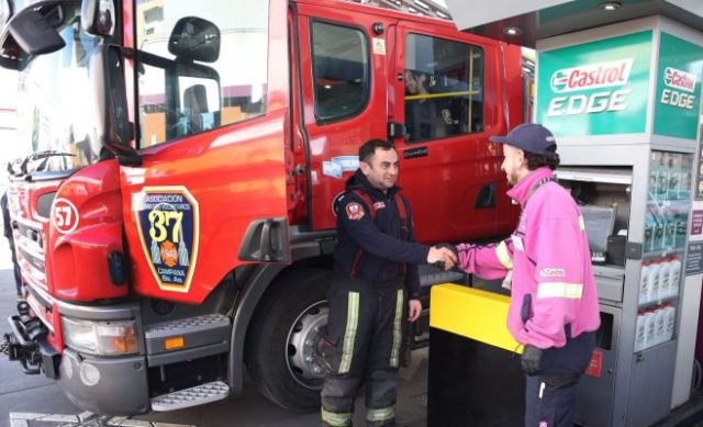 Entrega de la donación de combustible de AXION energy a Bomberos Voluntarios de Campana