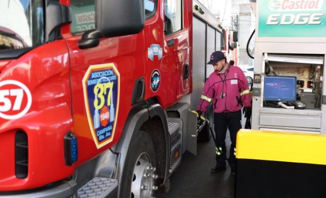 Entrega de la donación de combustible de AXION energy a Bomberos Voluntarios de Campana