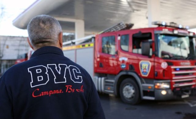 Entrega de la donación de combustible de AXION energy a Bomberos Voluntarios de Campana