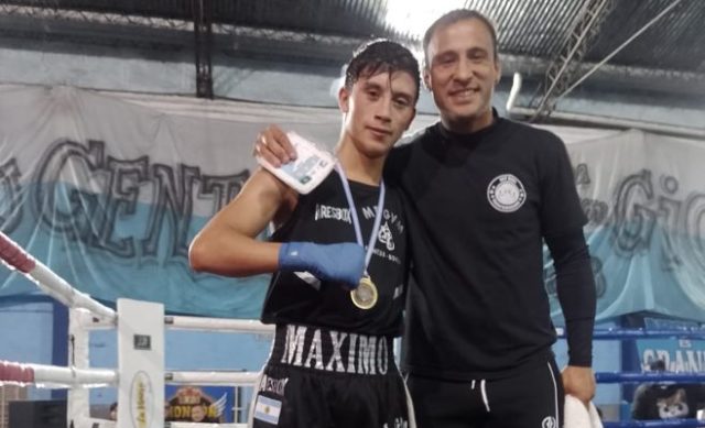 Máximo Fernández durante su combate ante David Hoyos Quinteros