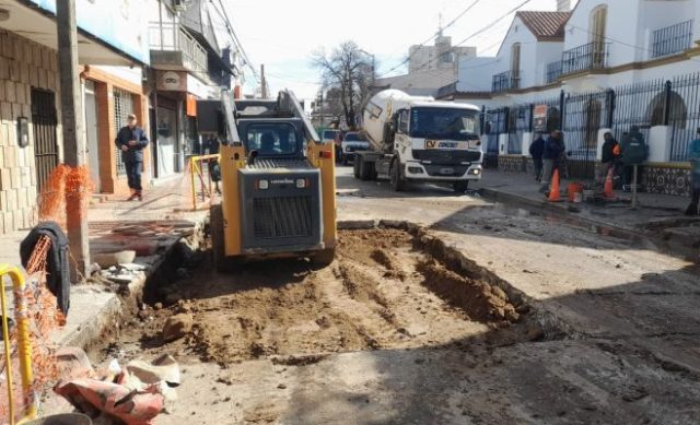 Obras de bacheo del Municipio de Zárate sobre calle Brown