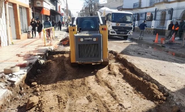 Obras de bacheo del Municipio de Zárate sobre calle Brown