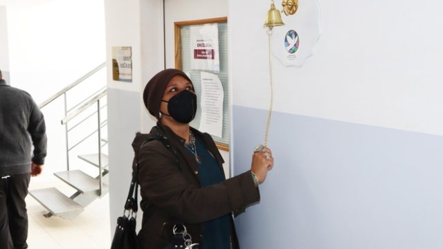 Una paciente terminó su tratamiento oncológico y volvió a sonar la campana en el Hospital San José