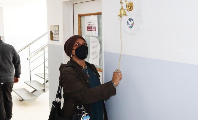Una paciente terminó su tratamiento oncológico y volvió a sonar la campana en el Hospital San José