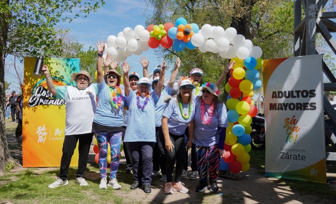 Adultos mayores de Costa Grande durante los festejos por la Primavera en el Campo Olímpico Municipal de Zárate