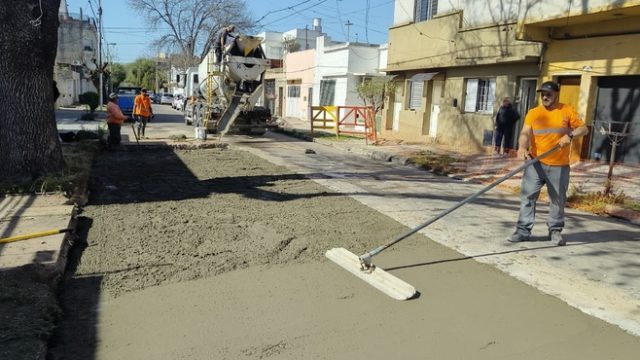 Realizan trabajos de bacheo de hormigón en Belgrano y Conesa