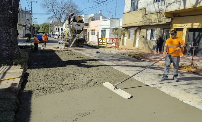 Trabajos de bacheo de hormigón en la intersección de Belgrano y Conesa en Zárate