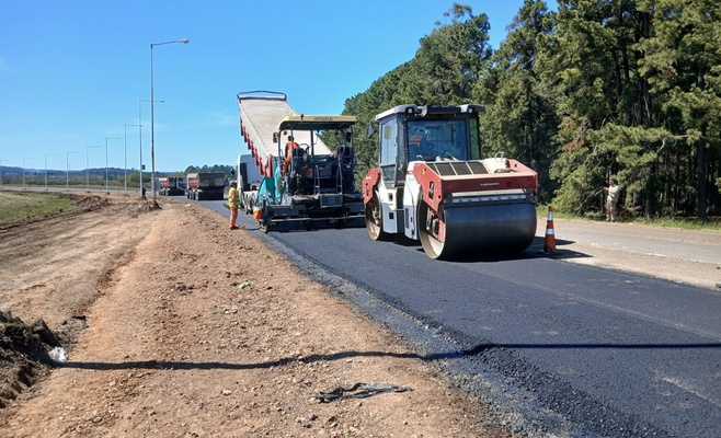 Avanzan las obras de reasfaltado y señalización en la Ruta Nacional A015