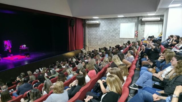 Emilia Mazer se presentó a sala llena en el Forum Cultural de Zárate