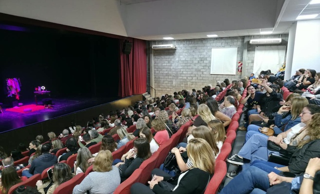 Emilia Mazer durante la presentación de Las de siempre en el Forum Cultural de Zárate