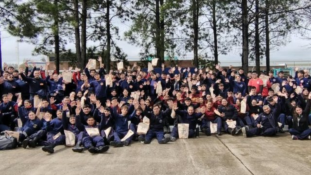 97 cadetes de Bomberos Voluntarios de la región se capacitaron en la planta de Bayer en Zárate