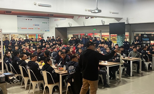 Cadetes de Bomberos Voluntarios durante la capacitación realizada en la planta de Bayer en Zárate