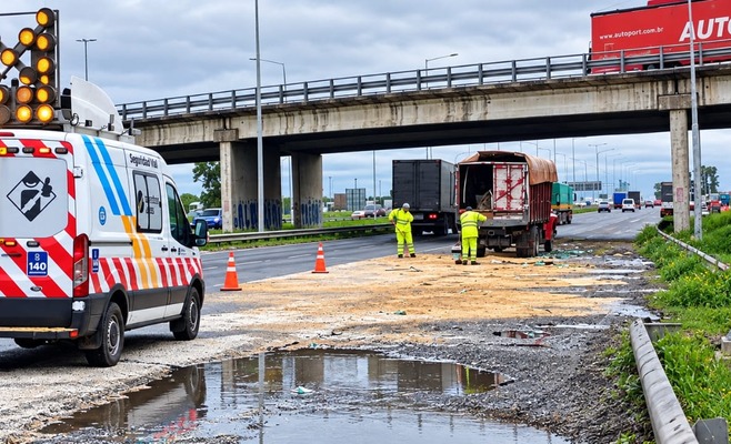 Choque entre camiones en el kilómetro 85 de la Ruta Nacional 9, con mercadería derramada sobre la calzada