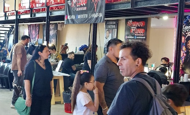 Artistas participando de la 12ª Convención Internacional de Tatuadores Zárate 2026 en el Negro de la Riestra
