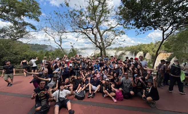 Estudiantes ganadores de Costa Joven 2026 durante su viaje a las Cataratas del Iguazú