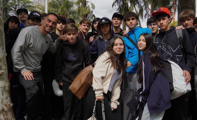 Estudiantes ganadores de Costa Joven 2026 durante su viaje a las Cataratas del Iguazú