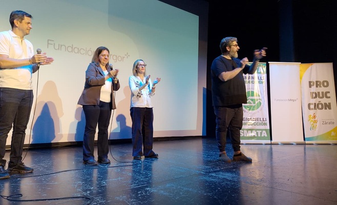 Marcelo Matzkin junto a representantes de Fundación Mirgor y SMATA durante el cierre de la capacitación para operarios industriales en Zárate