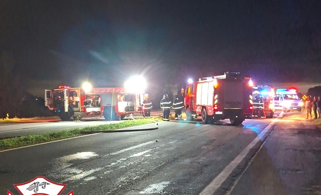 Incendio de un camión tras un choque múltiple en el kilómetro 103 de la Ruta Nacional 12, en la zona de puentes