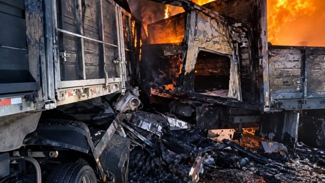 Ruta 12: un camionero murió tras un choque entre tres camiones y un incendio