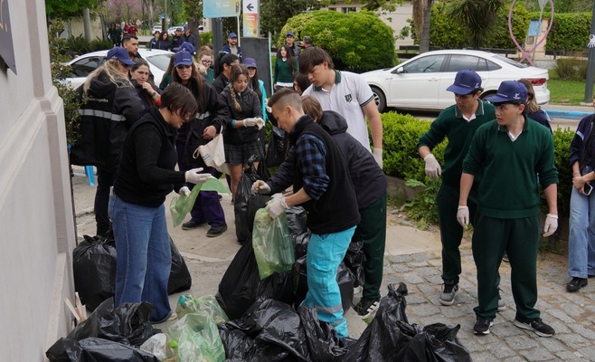 Empleados de Toyota Tsusho Argentina y Yusen Logistics junto a estudiantes del Colegio Hotton durante una jornada ambiental en la Costanera de Zárate