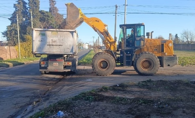 Operativo municipal de limpieza y saneamiento del microbasural ubicado en Islas Malvinas y Rivadavia, en Zárate