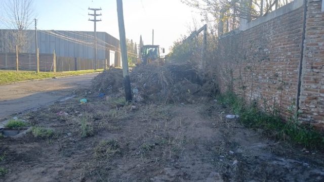 Zárate: el Municipio volvió a limpiar un microbasural en Islas Malvinas y Rivadavia