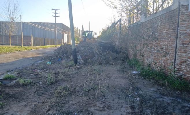 Operativo municipal de limpieza y saneamiento del microbasural ubicado en Islas Malvinas y Rivadavia, en Zárate