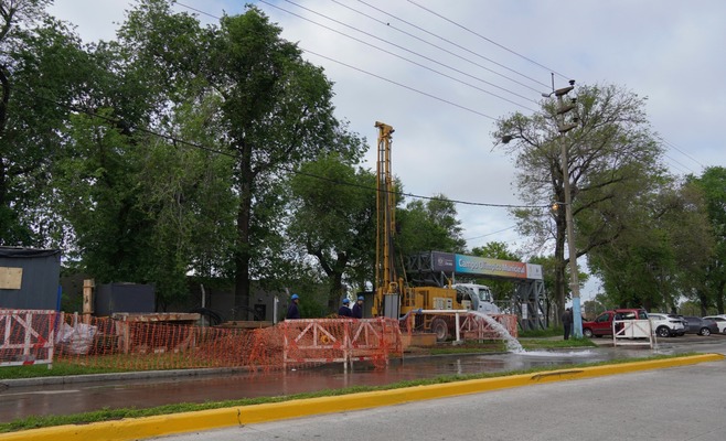 Marcelo Matzkin supervisa las obras de ampliación del sistema de agua potable en Teodoro Fels y Río Negro, en Villa Fox, Zárate