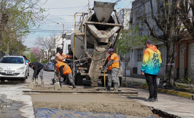 Trabajos de bacheo de hormigón en calle Suipacha en Zárate