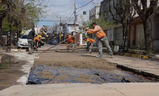 Trabajos de bacheo de hormigón en calle Suipacha en Zárate