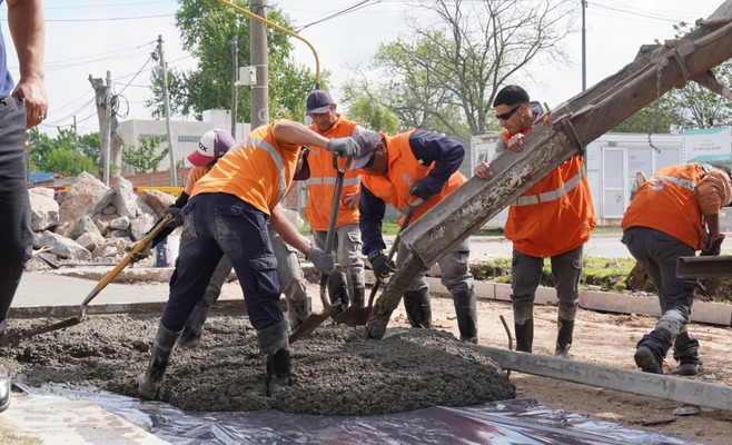 Trabajos de bacheo de hormigón en calle Pividal entre Mitre y Pellegrini, en Zárate