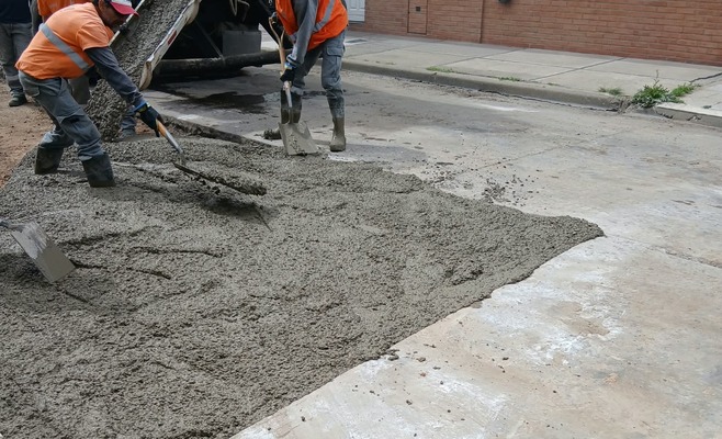 Trabajadores municipales realizan tareas de bacheo de hormigón y mantenimiento de calles en Zárate